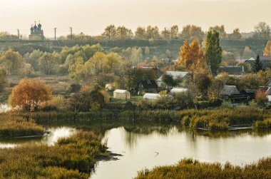 Rusya, sonbahar, köy, gölet, çimen, parlak arka plan, güzel, kilise, gün, taze, park, yatay görüş, renkler, huzur, manzara, manzara, güzellik, ev, konum, doğa, eski, açık hava, gökyüzü, göl, geleneksel seyahat, Rus köyü 