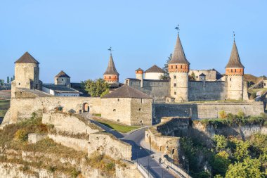 20 Ekim 2016 - Kamianets-Podilskyi, Ukrayna. Kamianets-Podilskyi town yakınındaki eski Kamenetz-Podolsk Kalesi. Kamenetz-Podolsky, Khmelnitsky bölge içinde Ortaçağ Kalesi eski güzel manzara