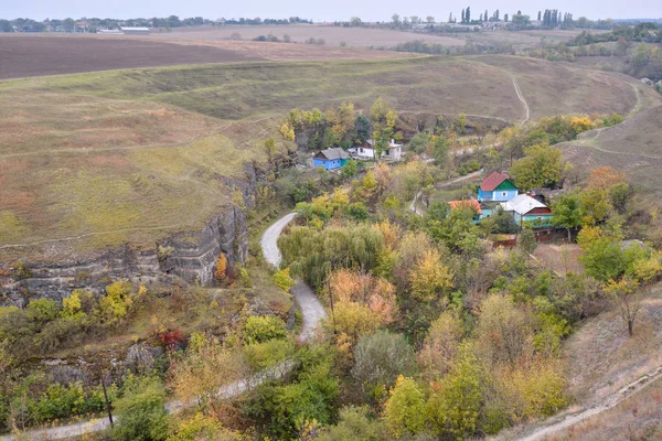 Little village and Smotrichsky canyon in Khmelnitsky region, Ukraine. Beautiful rural fall landscape and canyon — Stock Photo, Image