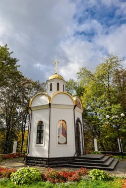 Kamianets-Podilskyi, Ukrayna-20 Ekim 2016: Alexander Nevsky Cathedral, Kamenetz-Podolsk yakınındaki küçük Şapel. Antik katedral güzel Kamianets-Podilskyi, Khmelnitsky region, Ukrayna
