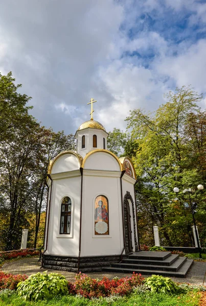 Kamianets-Podilskyi, Ucrania - 20 de octubre de 2016: Pequeña capilla cerca de la Catedral Alexander Nevsky, Kamenetz-Podolsk. Antigua catedral hermosa en Kamianets-Podilskyi, región de Khmelnitsky, Ucrania — Foto de Stock