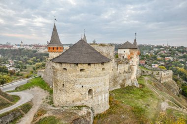 20 Ekim 2016 - Kamianets-Podilskyi, Ukrayna. Kamianets-Podilskyi town yakınındaki eski Kamenetz-Podolsk Kalesi. Kamenetz-Podolsky, Khmelnitsky bölge içinde Ortaçağ Kalesi eski güzel manzara