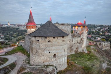 20 Ekim 2016 - Kamianets-Podilskyi, Ukrayna. Kamianets-Podilskyi town yakınındaki eski Kamenetz-Podolsk Kalesi. Kamenetz-Podolsky, Khmelnitsky bölge içinde Ortaçağ Kalesi eski güzel manzara