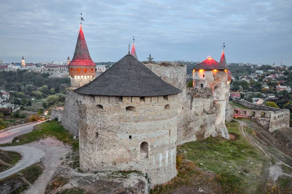 20 de outubro de 2016 - Kamianets-Podilskyi, Ucrânia. Fortaleza de Kamenetz-Podolsk velha perto da cidade de Kamianets-Podilskyi. Bela vista antiga do castelo medieval em Kamenetz-Podolsky, região de Khmelnitsky — Fotografia de Stock