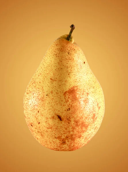 Zoete peer op gele achtergrond. Fruit de achtergrond. Verse biologische peren en lichte mosterd achtergrond. Herfst oogst van peer — Stockfoto