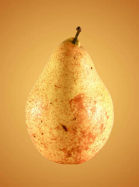 Poire douce sur fond jaune. Fond de fruits. Poire biologique fraîche et fond moutarde légère. Poire récolte d'automne — Photo