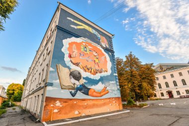 Kiev, Ukrayna - 1 Eylül 2016: Ev Grigoria Skovorody 4a Street, Kiev sokak sanatı resim. Proje sanat çerçevesinde oluşturulan grafiti bize Amerika