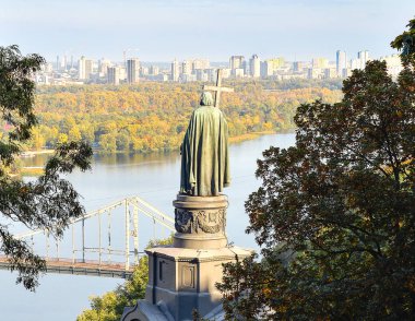 Vladimir hill, Dnieper Nehri ve görünümü Kiev, Kiev Ukrayna sol yakasında. Huzurlu Kentsel şehir sahne. Aziz Vladimir anıt Bahar, Kiev, Ukrayna.