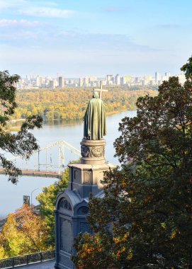 Vladimir hill, Dnieper Nehri ve görünümü Kiev, Kiev Ukrayna sol yakasında. Huzurlu Kentsel şehir sahne. Aziz Vladimir anıt Bahar, Kiev, Ukrayna.