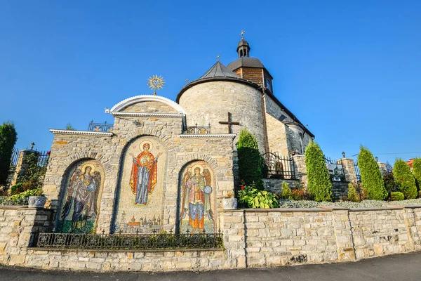 20 ottobre 2016 - Kamianets-Podilskyi, Ucraina. Old Holy Trinity Church, Kamianets-Podilskyi, Ucraina. Antica bella chiesa e luminoso cielo blu sfondo — Foto Stock