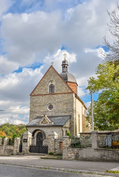 Kamianets-Podilskyi, Ucrânia - 20 de outubro de 2016: Igreja da Santíssima Trindade, Kamianets-Podilskyi, Ucrânia. Antiga igreja bonita e céu azul brilhante com nuvens inchadas — Fotografia de Stock