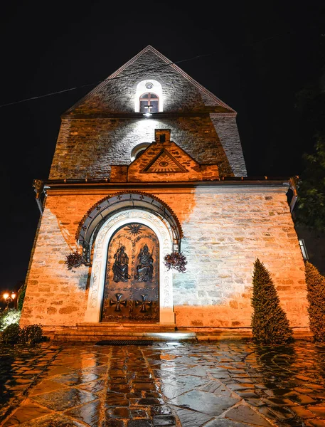Kamianets-Podilskyi, Ucrânia - 20 de outubro de 2016: Vista noturna da antiga Igreja da Santíssima Trindade, Kamianets-Podilskyi, Ucrânia. Antiga bela igreja e luzes da noite — Fotografia de Stock