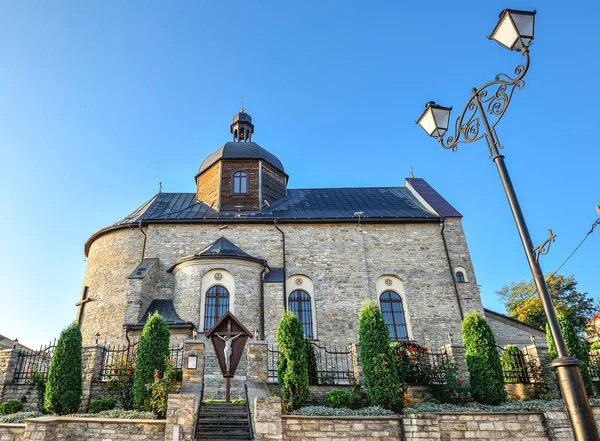 Kamianets-Podilskyi, Ukraina-20 oktober 2016: Gamla Heliga treenighetens kyrka, Kamjanets-Podilskyj, Ukraina. Gamla vackra kyrka och klarblå himmel bakgrund — Stockfoto