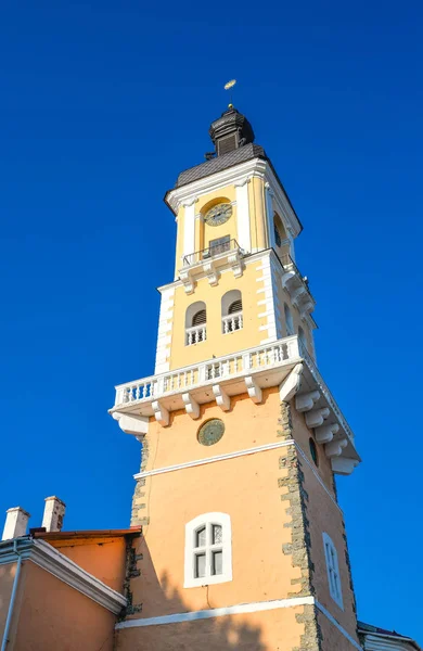 Kamianets-Podilskyi, Ucrania - 20 de octubre de 2016: Antigua torre del ayuntamiento antiguo en el cañón de Kamianets-Podilskyi, Ucrania. Puntos de referencia de Europa . —  Fotos de Stock