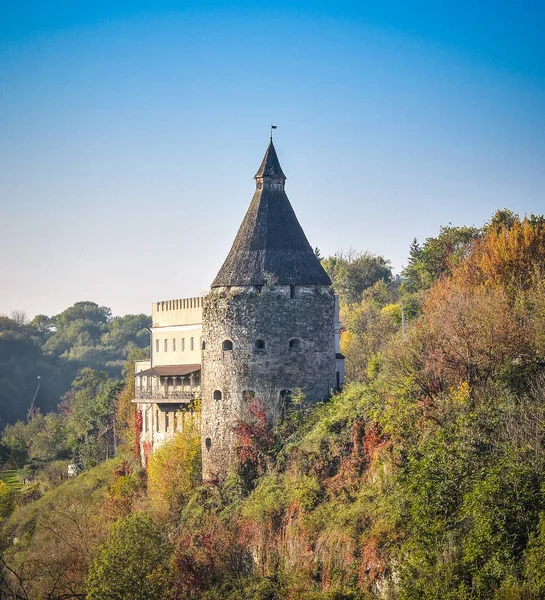 Kamianets-Podilskyi, Ucrânia - 20 de outubro de 2016: Antiga torre do belo castelo e pitoresca paisagem natural no cânion Kamianets-Podilskyi, Ucrânia Europa — Fotografia de Stock