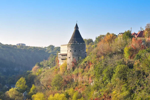 Kamianets-Podilskyi, Ucrânia - 20 de outubro de 2016: Antiga torre do belo castelo e pitoresca paisagem natural no cânion Kamianets-Podilskyi, Ucrânia Europa — Fotografia de Stock