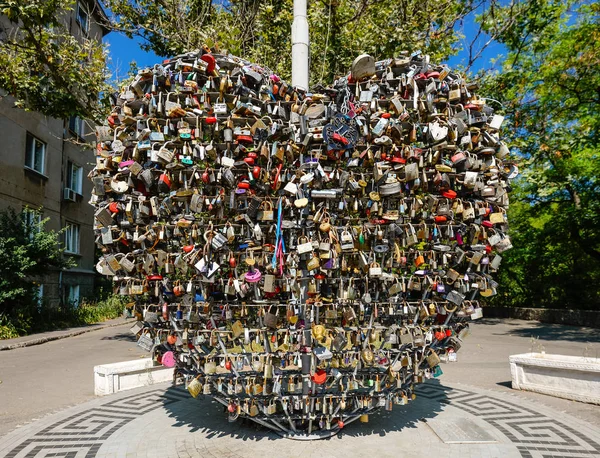 Odessa, Ukraine - 15 juillet 2016 : Monument "Cœur d'amour d'Odessa" près du "pont de la belle-mère" qui relie deux boulevards : Zhvanetskii et Primorskii. Odessa, Ukraine . — Photo