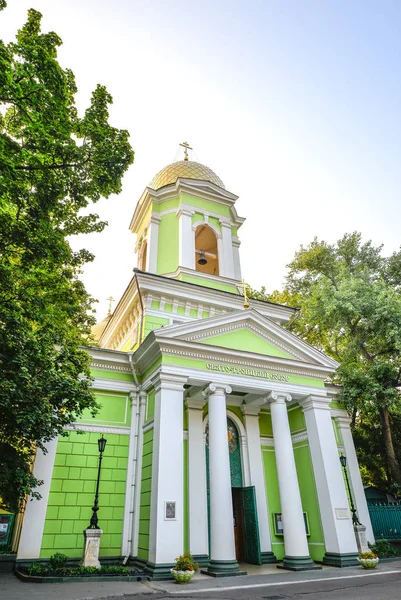 Odessa, Ucrânia - 15 de julho de 2016: Catedral da Santíssima Trindade, Odessa, Ucrânia. Igreja de madeira reconstruída como o templo de pedra em 1804 . — Fotografia de Stock