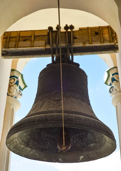 Ławra Pieczerska i olbrzym dzwon na Wielkiej Ławry dzwonnica, Kijów Ukraina — Zdjęcie stockowe