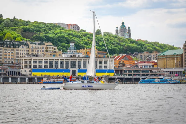 Kiev, Ucraina - 15 maggio 2017: Bellissimo fiume Dnepr, yacht e stazione fluviale con verdi colline Dnepr. Kiev, capitale dell'Ucraina — Foto Stock