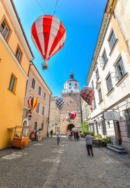 Lublin, Polonya - 10 Ağustos 2017: Güzel sokak ve eski parlak binalar Lublin, Polonya'nın eski şehir. Cracow kapısı, Lublin görüntüleyin. Mountebanks Carnaval Lublin eski şehirde.
