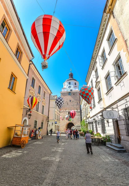 Lublin, Polonya - 10 Ağustos 2017: Güzel sokak ve eski parlak binalar Lublin, Polonya'nın eski şehir. Cracow kapısı, Lublin görüntüleyin. Mountebanks Carnaval Lublin eski şehirde.