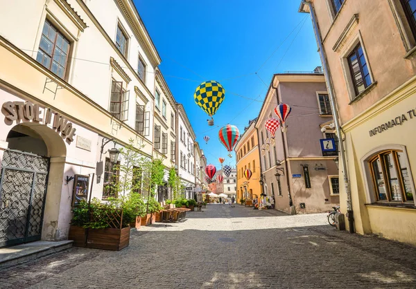Lublin, Polonya - 10 Ağustos 2017: Güzel sokak ve eski parlak binalar Lublin, Polonya'nın eski şehir. Lublin Merkezi, Brama sokak. Mountebanks Carnaval Lublin eski şehirde.