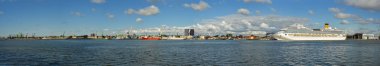  Güzel yaz panorama Klaipeda, Curonian Lagoon ve büyük yolcu gemisi.