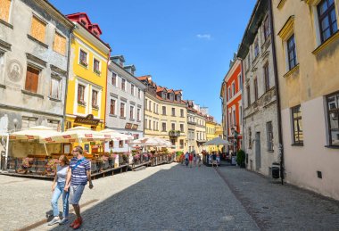  Eski binalar ve küçük sokak kafeleri, Lublin kent.