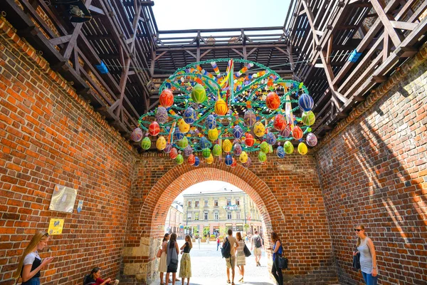 Lublin, Polska - 10 sierpnia 2017: Piękna ulica ozdoba pod Cracow gate do Mountebanks Carnaval w Lublin, Polska. Lubelskie stare miasto centrum, Polska. — Zdjęcie stockowe