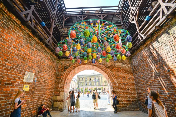 Lublin, Pologne - 10 août 2017 : Belle décoration de rue sous la porte de Cracovie pour Mountebanks Carnaval à Lublin, Pologne. Vieille ville de Lublin, Pologne . — Photo