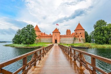 Trakai ada kale, göl ve ahşap köprü, Litvanya güzel manzara.