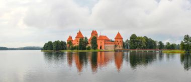  Trakai ada Kale Panoraması, göl ve orman. Trakai kalenin göl su yansıması