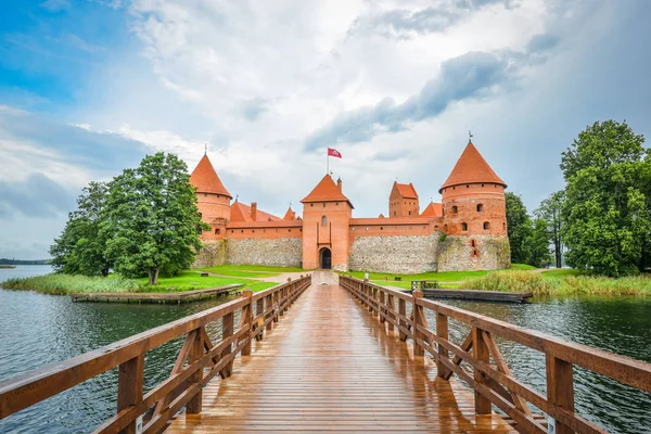 Bela paisagem de Trakai Island Castle, lago e ponte de madeira, Lituânia . — Fotografia de Stock
