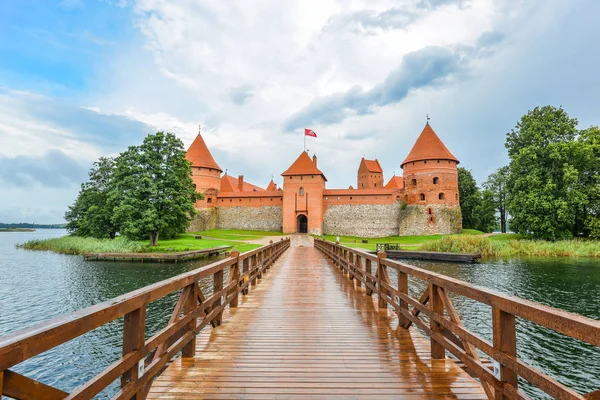 Bela paisagem de Trakai Island Castle, lago e ponte de madeira, Lituânia . — Fotografia de Stock