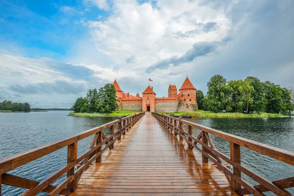Krásná krajina, Hrad Trakai, jezero a dřevěný most, Litva. — Stock fotografie