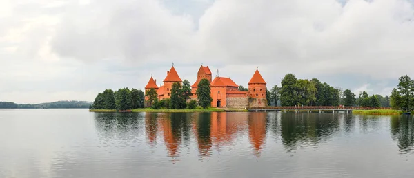 Troki zamek na wyspie panorama, jeziora i lasu. Odbicie w wodzie jeziora, w Zamku Trakai — Zdjęcie stockowe