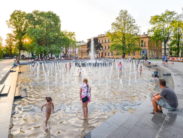 Kinderen spelen in de prachtige moderne fontein in park, Lublin — Stockfoto