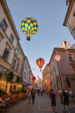 Lublin, Polonya - 10 Ağustos 2017: güzel bir akşam street, balonlar ve eski parlak binalar Lublin, Polonya'nın eski şehir parlıyor. Brama street, Lublin. 