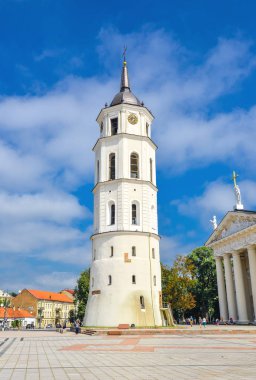  Güzel çan kulesi ve Vilnius Katedrali Saints Stanislaus Bazilikası ve Vladislaus ve parlak mavi gökyüzü bulutlu, Vilnius Litvanya. 