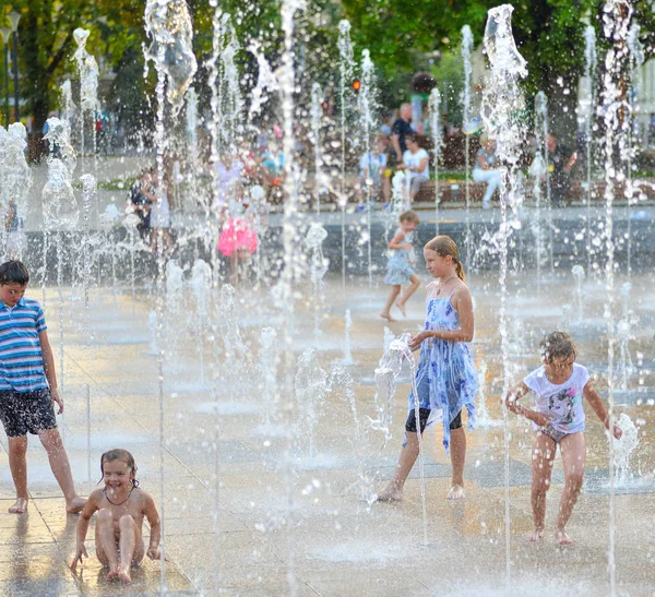 Crianças brincando na bela fonte moderna no parque, Lublin — Fotografia de Stock