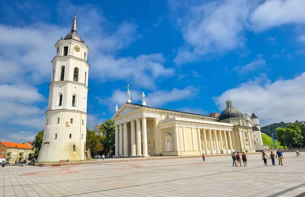 Hermoso campanario y la Catedral de Vilna Basílica de los Santos Stanislaus y Vladislaus y el cielo azul brillante con nubes, Vilnius Lituania . — Foto de Stock