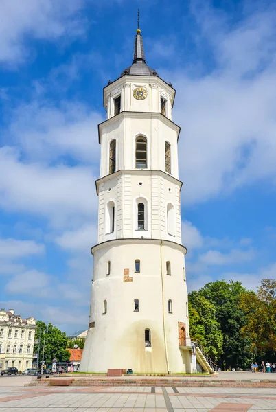 Belfry bonita e Catedral de Vilnius Basílica dos Santos Stanislaus e Vladislaus e céu azul brilhante com nuvens, Vilnius Lituânia . — Fotografia de Stock