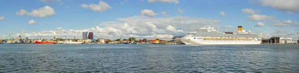 Lagoa Curoniana e grande navio de cruzeiro . — Fotografia de Stock