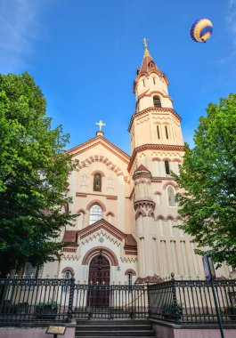 Vilnius, Litvanya - 13 Ağustos 2017: Antik Katolik Kilisesi eski şehir merkezi Vilnius ve parlak mavi gökyüzü, Litvanya tüm azizlerin. Barok tarzı All Saints Kilisesi 1620 arasında inşa edilmiş. 