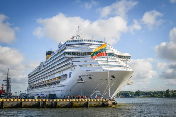 Klaipeda, Litauen - 20. August 2017: schöner Sommerblick auf klaipeda Hafen und internationales Kreuzfahrtschiff auf der Kurischen Nehrung, klaipeda Litauen. — Stockfoto