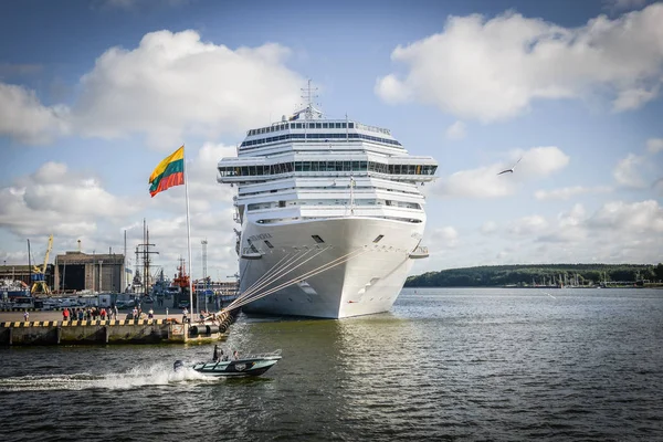 Klaipeda, Litvanya - 20 Ağustos 2017: Klaipeda bağlantı noktası ve uluslararası güzel yaz manzarasının gemisi Curonian Lagoon Curonian Spit, Klaipeda Litvanya. 