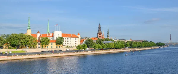Hermoso paisaje urbano temprano en la mañana del casco antiguo de Riga, la Torre de la Iglesia de San Pedro y el río Daugava, Letonia. Panorama del centro de la ciudad vieja y hermoso río, Riga . — Foto de Stock