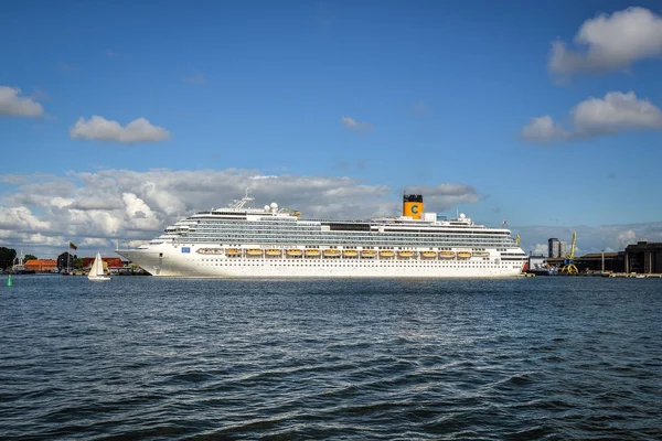 Klaipeda, Litauen - 20. August 2017: schöne sommerliche Aussicht auf klaipeda port und großes weißes internationales Kreuzfahrtschiff auf der Kurischen Nehrung, klaipeda Litauen. — Stockfoto