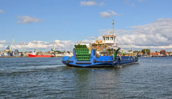 Großes Passagierschiff mit Blick auf den Hafen von Klaipeda und die Kurische Lagune. Blick von der Kurischen Nehrung, klaipeda Litauen — Stockfoto